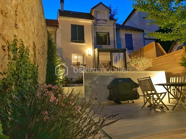 Idéalement située au cœur du village de l'Etang la Ville, dans un environnement paisible et verdoyant, cette maison familiale pleine de charme a été entièrement rénovée avec soin. Elle offre un cadre de vie intimiste, alliant authenticité et prestations modernes.

Dès l’entrée, vous découvrirez un espace de vie chaleureux et convivial comprenant un séjour avec poêle à bois, prolongé par une véranda intégrée aménagée en salle à manger, ainsi qu’une cuisine ouverte entièrement équipée. L’ensemble s’ouvre harmonieusement sur deux belles terrasses et un jardin clos, à l’abri des regards, parfait pour profiter de moments en famille ou entre amis. Une buanderie et des toilettes indépendantes complètent ce niveau.

Le premier étage se compose d’un palier desservant trois chambres, une salle d’eau et des toilettes indépendantes.

Le dernier étage est dédié à un espace parental offrant une grande chambre avec vue sur le jardin, un coin bureau, un dressing et une salle de bains avec baignoire et douche, ainsi que des toilettes indépendantes.

Prestations de qualité : 
chauffage au gaz, double vitrage récent

Emplacement privilégié, à proximité immédiate des commerces, du marché, des écoles et des transports : gare reliant Paris Saint-Lazare et La Défense (ligne L), tramway T13 vers Saint-Germain-en-Laye et Saint-Cyr-l’École, ainsi que bus pour Saint-Germain-en-Laye, notamment vers le Lycée International, accessibles à pied en quelques minutes.