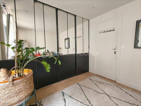 Idéalement située au cœur du village de l'Etang la Ville, dans un environnement paisible et verdoyant, cette maison familiale pleine de charme a été entièrement rénovée avec soin. Elle offre un cadre de vie intimiste, alliant authenticité et prestations modernes.

Dès l’entrée, vous découvrirez un espace de vie chaleureux et convivial comprenant un séjour avec poêle à bois, prolongé par une véranda intégrée aménagée en salle à manger, ainsi qu’une cuisine ouverte entièrement équipée. L’ensemble s’ouvre harmonieusement sur deux belles terrasses et un jardin clos, à l’abri des regards, parfait pour profiter de moments en famille ou entre amis. Une buanderie et des toilettes indépendantes complètent ce niveau.

Le premier étage se compose d’un palier desservant trois chambres, une salle d’eau et des toilettes indépendantes.

Le dernier étage est dédié à un espace parental offrant une grande chambre avec vue sur le jardin, un coin bureau, un dressing et une salle de bains avec baignoire et douche, ainsi que des toilettes indépendantes.

Prestations de qualité : 
chauffage au gaz, double vitrage récent

Emplacement privilégié, à proximité immédiate des commerces, du marché, des écoles et des transports : gare reliant Paris Saint-Lazare et La Défense (ligne L), tramway T13 vers Saint-Germain-en-Laye et Saint-Cyr-l’École, ainsi que bus pour Saint-Germain-en-Laye, notamment vers le Lycée International, accessibles à pied en quelques minutes.