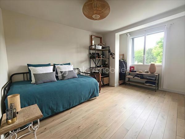 Idéalement située au cœur du village de l'Etang la Ville, dans un environnement paisible et verdoyant, cette maison familiale pleine de charme a été entièrement rénovée avec soin. Elle offre un cadre de vie intimiste, alliant authenticité et prestations modernes.

Dès l’entrée, vous découvrirez un espace de vie chaleureux et convivial comprenant un séjour avec poêle à bois, prolongé par une véranda intégrée aménagée en salle à manger, ainsi qu’une cuisine ouverte entièrement équipée. L’ensemble s’ouvre harmonieusement sur deux belles terrasses et un jardin clos, à l’abri des regards, parfait pour profiter de moments en famille ou entre amis. Une buanderie et des toilettes indépendantes complètent ce niveau.

Le premier étage se compose d’un palier desservant trois chambres, une salle d’eau et des toilettes indépendantes.

Le dernier étage est dédié à un espace parental offrant une grande chambre avec vue sur le jardin, un coin bureau, un dressing et une salle de bains avec baignoire et douche, ainsi que des toilettes indépendantes.

Prestations de qualité : 
chauffage au gaz, double vitrage récent

Emplacement privilégié, à proximité immédiate des commerces, du marché, des écoles et des transports : gare reliant Paris Saint-Lazare et La Défense (ligne L), tramway T13 vers Saint-Germain-en-Laye et Saint-Cyr-l’École, ainsi que bus pour Saint-Germain-en-Laye, notamment vers le Lycée International, accessibles à pied en quelques minutes.