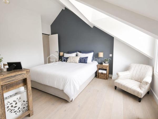 Idéalement située au cœur du village de l'Etang la Ville, dans un environnement paisible et verdoyant, cette maison familiale pleine de charme a été entièrement rénovée avec soin. Elle offre un cadre de vie intimiste, alliant authenticité et prestations modernes.

Dès l’entrée, vous découvrirez un espace de vie chaleureux et convivial comprenant un séjour avec poêle à bois, prolongé par une véranda intégrée aménagée en salle à manger, ainsi qu’une cuisine ouverte entièrement équipée. L’ensemble s’ouvre harmonieusement sur deux belles terrasses et un jardin clos, à l’abri des regards, parfait pour profiter de moments en famille ou entre amis. Une buanderie et des toilettes indépendantes complètent ce niveau.

Le premier étage se compose d’un palier desservant trois chambres, une salle d’eau et des toilettes indépendantes.

Le dernier étage est dédié à un espace parental offrant une grande chambre avec vue sur le jardin, un coin bureau, un dressing et une salle de bains avec baignoire et douche, ainsi que des toilettes indépendantes.

Prestations de qualité : 
chauffage au gaz, double vitrage récent

Emplacement privilégié, à proximité immédiate des commerces, du marché, des écoles et des transports : gare reliant Paris Saint-Lazare et La Défense (ligne L), tramway T13 vers Saint-Germain-en-Laye et Saint-Cyr-l’École, ainsi que bus pour Saint-Germain-en-Laye, notamment vers le Lycée International, accessibles à pied en quelques minutes.
