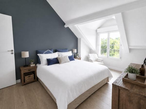 Idéalement située au cœur du village de l'Etang la Ville, dans un environnement paisible et verdoyant, cette maison familiale pleine de charme a été entièrement rénovée avec soin. Elle offre un cadre de vie intimiste, alliant authenticité et prestations modernes.

Dès l’entrée, vous découvrirez un espace de vie chaleureux et convivial comprenant un séjour avec poêle à bois, prolongé par une véranda intégrée aménagée en salle à manger, ainsi qu’une cuisine ouverte entièrement équipée. L’ensemble s’ouvre harmonieusement sur deux belles terrasses et un jardin clos, à l’abri des regards, parfait pour profiter de moments en famille ou entre amis. Une buanderie et des toilettes indépendantes complètent ce niveau.

Le premier étage se compose d’un palier desservant trois chambres, une salle d’eau et des toilettes indépendantes.

Le dernier étage est dédié à un espace parental offrant une grande chambre avec vue sur le jardin, un coin bureau, un dressing et une salle de bains avec baignoire et douche, ainsi que des toilettes indépendantes.

Prestations de qualité : 
chauffage au gaz, double vitrage récent

Emplacement privilégié, à proximité immédiate des commerces, du marché, des écoles et des transports : gare reliant Paris Saint-Lazare et La Défense (ligne L), tramway T13 vers Saint-Germain-en-Laye et Saint-Cyr-l’École, ainsi que bus pour Saint-Germain-en-Laye, notamment vers le Lycée International, accessibles à pied en quelques minutes.