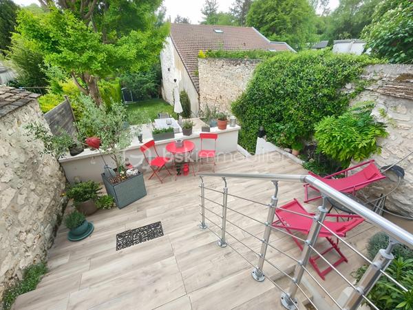 Idéalement située au cœur du village de l'Etang la Ville, dans un environnement paisible et verdoyant, cette maison familiale pleine de charme a été entièrement rénovée avec soin. Elle offre un cadre de vie intimiste, alliant authenticité et prestations modernes.

Dès l’entrée, vous découvrirez un espace de vie chaleureux et convivial comprenant un séjour avec poêle à bois, prolongé par une véranda intégrée aménagée en salle à manger, ainsi qu’une cuisine ouverte entièrement équipée. L’ensemble s’ouvre harmonieusement sur deux belles terrasses et un jardin clos, à l’abri des regards, parfait pour profiter de moments en famille ou entre amis. Une buanderie et des toilettes indépendantes complètent ce niveau.

Le premier étage se compose d’un palier desservant trois chambres, une salle d’eau et des toilettes indépendantes.

Le dernier étage est dédié à un espace parental offrant une grande chambre avec vue sur le jardin, un coin bureau, un dressing et une salle de bains avec baignoire et douche, ainsi que des toilettes indépendantes.

Prestations de qualité : 
chauffage au gaz, double vitrage récent

Emplacement privilégié, à proximité immédiate des commerces, du marché, des écoles et des transports : gare reliant Paris Saint-Lazare et La Défense (ligne L), tramway T13 vers Saint-Germain-en-Laye et Saint-Cyr-l’École, ainsi que bus pour Saint-Germain-en-Laye, notamment vers le Lycée International, accessibles à pied en quelques minutes.