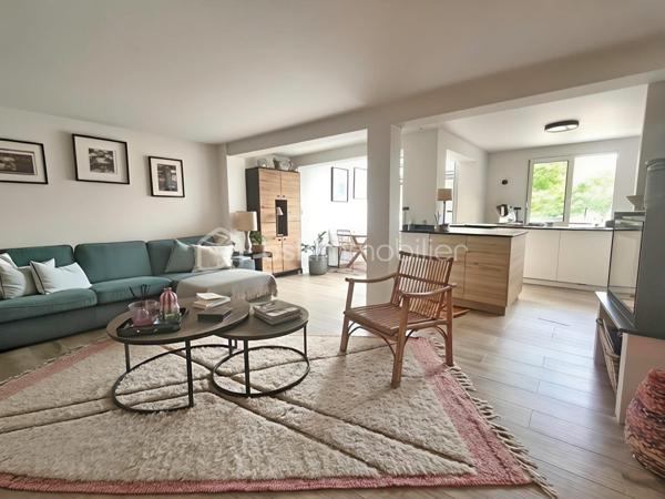 Idéalement située au cœur du village de l'Etang la Ville, dans un environnement paisible et verdoyant, cette maison familiale pleine de charme a été entièrement rénovée avec soin. Elle offre un cadre de vie intimiste, alliant authenticité et prestations modernes.

Dès l’entrée, vous découvrirez un espace de vie chaleureux et convivial comprenant un séjour avec poêle à bois, prolongé par une véranda intégrée aménagée en salle à manger, ainsi qu’une cuisine ouverte entièrement équipée. L’ensemble s’ouvre harmonieusement sur deux belles terrasses et un jardin clos, à l’abri des regards, parfait pour profiter de moments en famille ou entre amis. Une buanderie et des toilettes indépendantes complètent ce niveau.

Le premier étage se compose d’un palier desservant trois chambres, une salle d’eau et des toilettes indépendantes.

Le dernier étage est dédié à un espace parental offrant une grande chambre avec vue sur le jardin, un coin bureau, un dressing et une salle de bains avec baignoire et douche, ainsi que des toilettes indépendantes.

Prestations de qualité : 
chauffage au gaz, double vitrage récent

Emplacement privilégié, à proximité immédiate des commerces, du marché, des écoles et des transports : gare reliant Paris Saint-Lazare et La Défense (ligne L), tramway T13 vers Saint-Germain-en-Laye et Saint-Cyr-l’École, ainsi que bus pour Saint-Germain-en-Laye, notamment vers le Lycée International, accessibles à pied en quelques minutes.