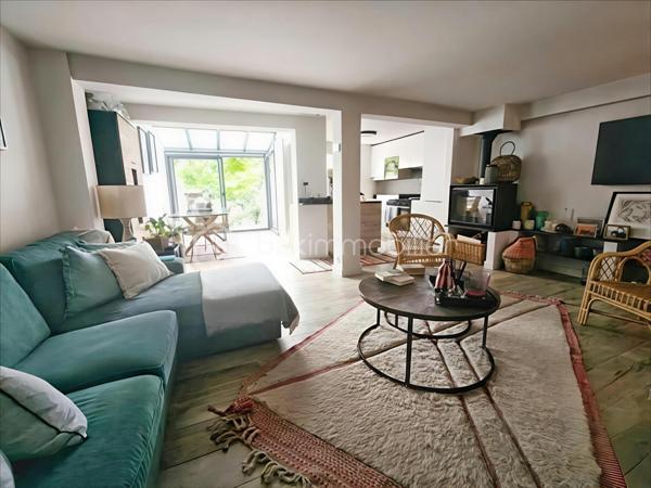Idéalement située au cœur du village de l'Etang la Ville, dans un environnement paisible et verdoyant, cette maison familiale pleine de charme a été entièrement rénovée avec soin. Elle offre un cadre de vie intimiste, alliant authenticité et prestations modernes.

Dès l’entrée, vous découvrirez un espace de vie chaleureux et convivial comprenant un séjour avec poêle à bois, prolongé par une véranda intégrée aménagée en salle à manger, ainsi qu’une cuisine ouverte entièrement équipée. L’ensemble s’ouvre harmonieusement sur deux belles terrasses et un jardin clos, à l’abri des regards, parfait pour profiter de moments en famille ou entre amis. Une buanderie et des toilettes indépendantes complètent ce niveau.

Le premier étage se compose d’un palier desservant trois chambres, une salle d’eau et des toilettes indépendantes.

Le dernier étage est dédié à un espace parental offrant une grande chambre avec vue sur le jardin, un coin bureau, un dressing et une salle de bains avec baignoire et douche, ainsi que des toilettes indépendantes.

Prestations de qualité : 
chauffage au gaz, double vitrage récent

Emplacement privilégié, à proximité immédiate des commerces, du marché, des écoles et des transports : gare reliant Paris Saint-Lazare et La Défense (ligne L), tramway T13 vers Saint-Germain-en-Laye et Saint-Cyr-l’École, ainsi que bus pour Saint-Germain-en-Laye, notamment vers le Lycée International, accessibles à pied en quelques minutes.