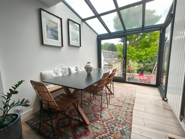 Idéalement située au cœur du village de l'Etang la Ville, dans un environnement paisible et verdoyant, cette maison familiale pleine de charme a été entièrement rénovée avec soin. Elle offre un cadre de vie intimiste, alliant authenticité et prestations modernes.

Dès l’entrée, vous découvrirez un espace de vie chaleureux et convivial comprenant un séjour avec poêle à bois, prolongé par une véranda intégrée aménagée en salle à manger, ainsi qu’une cuisine ouverte entièrement équipée. L’ensemble s’ouvre harmonieusement sur deux belles terrasses et un jardin clos, à l’abri des regards, parfait pour profiter de moments en famille ou entre amis. Une buanderie et des toilettes indépendantes complètent ce niveau.

Le premier étage se compose d’un palier desservant trois chambres, une salle d’eau et des toilettes indépendantes.

Le dernier étage est dédié à un espace parental offrant une grande chambre avec vue sur le jardin, un coin bureau, un dressing et une salle de bains avec baignoire et douche, ainsi que des toilettes indépendantes.

Prestations de qualité : 
chauffage au gaz, double vitrage récent

Emplacement privilégié, à proximité immédiate des commerces, du marché, des écoles et des transports : gare reliant Paris Saint-Lazare et La Défense (ligne L), tramway T13 vers Saint-Germain-en-Laye et Saint-Cyr-l’École, ainsi que bus pour Saint-Germain-en-Laye, notamment vers le Lycée International, accessibles à pied en quelques minutes.