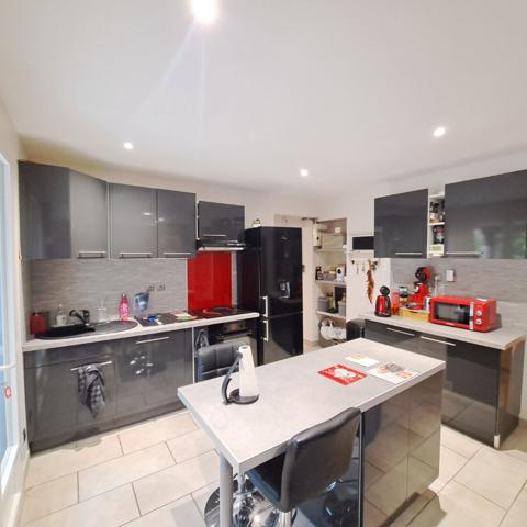 A VENDRE MAISON / 3 CHAMBRES / 2 BUREAUX / DEPENDANCE / GRAND JARDIN