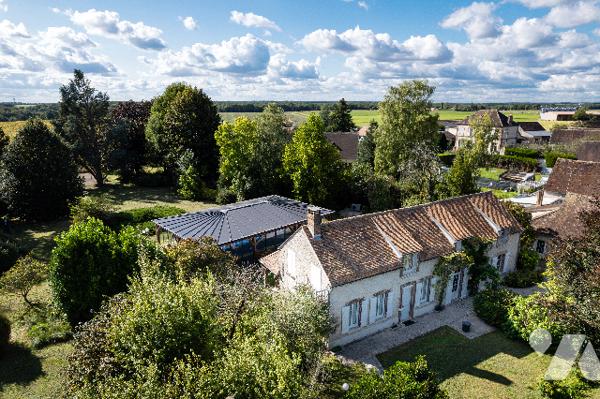 Propriété de 8 pièces, 168 m²+ 101 m²habitable, piscine chauffée, dépendances sur 6 453 m² de jardin
