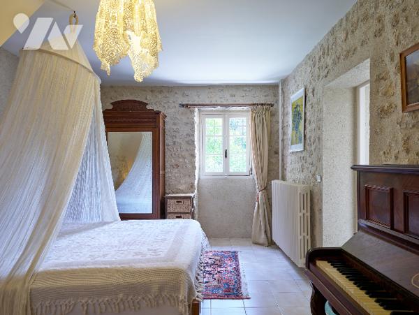 Propriété de 8 pièces, 168 m²+ 101 m²habitable, piscine chauffée, dépendances sur 6 453 m² de jardin