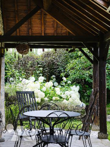 Propriété de 8 pièces, 168 m²+ 101 m²habitable, piscine chauffée, dépendances sur 6 453 m² de jardin