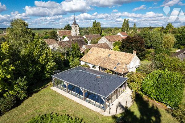 Propriété de 8 pièces, 168 m²+ 101 m²habitable, piscine chauffée, dépendances sur 6 453 m² de jardin