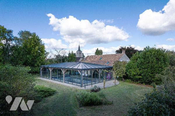 Propriété de 8 pièces, 168 m²+ 101 m²habitable, piscine chauffée, dépendances sur 6 453 m² de jardin