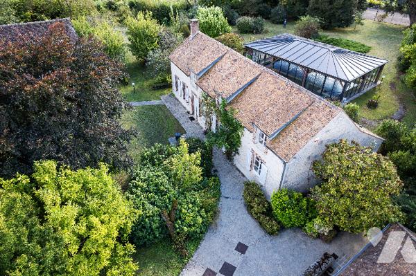 Propriété de 8 pièces, 168 m²+ 101 m²habitable, piscine chauffée, dépendances sur 6 453 m² de jardin