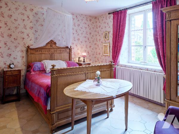 Propriété de 8 pièces, 168 m²+ 101 m²habitable, piscine chauffée, dépendances sur 6 453 m² de jardin