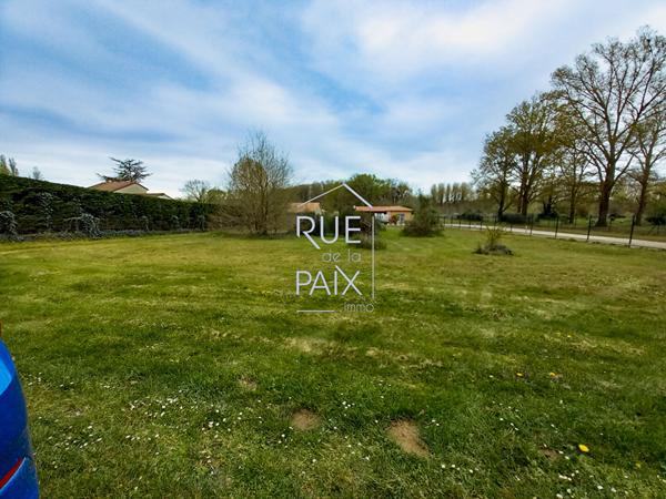 86490 COLOMBIERS Terrain constructible de 1189m²