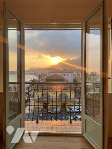 CENTRE HISTORIQUE - DERNIER ÉTAGE VUE MER.