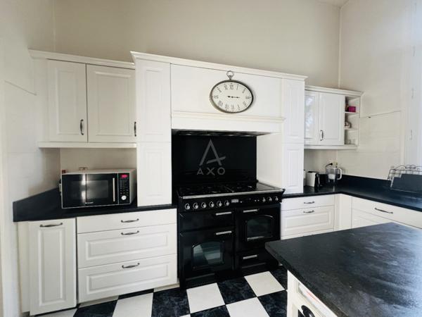 GRANDE MAISON BOURGEOISE 240 m² avec DOUBLE GARAGE 47.37 m² + T3 de 55 m² INDEPENDANT LIBRE - CAVE de 99.12 m²