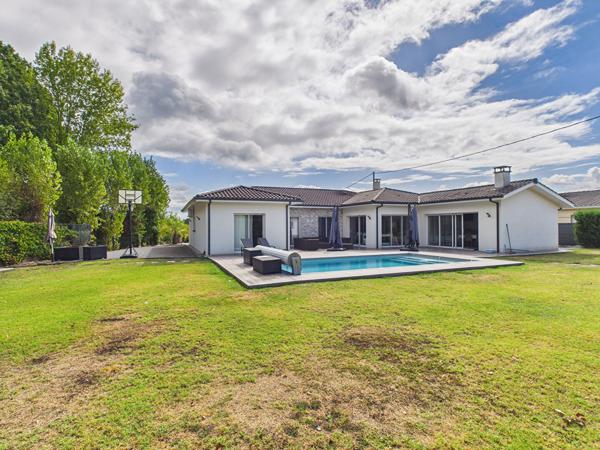 Maison plain pied de 195m2 habitable sur parcelle de 1723m2 avec piscine et dépendances , Saint loubes