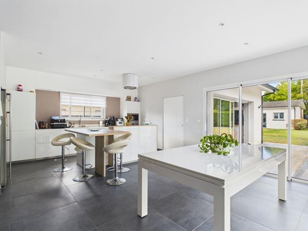 Maison plain pied de 195m2 habitable sur parcelle de 1723m2 avec piscine et dépendances , Saint loubes