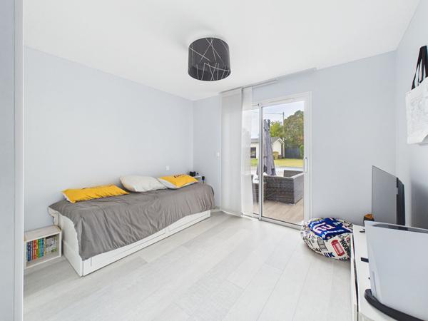 Maison plain pied de 195m2 habitable sur parcelle de 1723m2 avec piscine et dépendances , Saint loubes