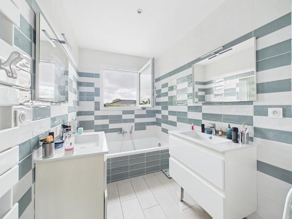 Maison plain pied de 195m2 habitable sur parcelle de 1723m2 avec piscine et dépendances , Saint loubes