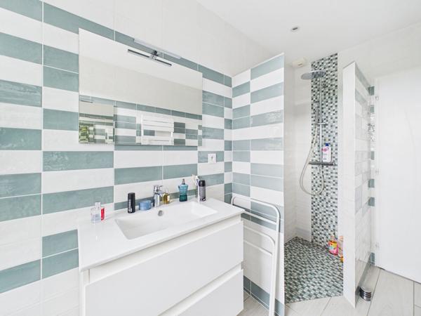 Maison plain pied de 195m2 habitable sur parcelle de 1723m2 avec piscine et dépendances , Saint loubes