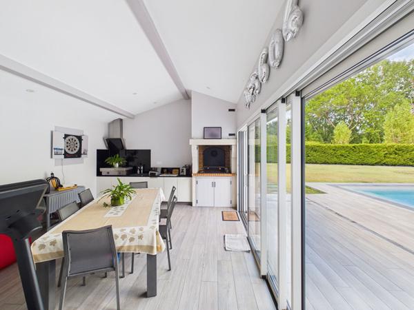 Maison plain pied de 195m2 habitable sur parcelle de 1723m2 avec piscine et dépendances , Saint loubes