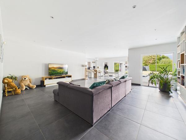 Maison plain pied de 195m2 habitable sur parcelle de 1723m2 avec piscine et dépendances , Saint loubes