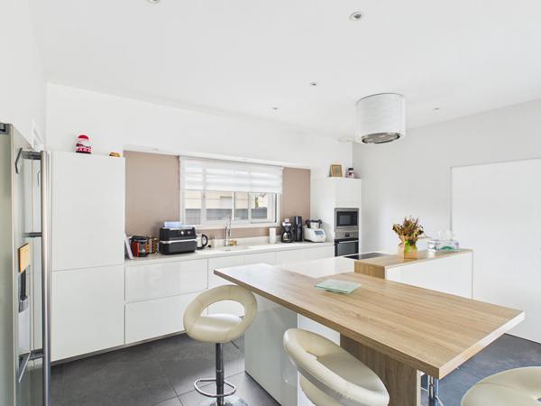 Maison plain pied de 195m2 habitable sur parcelle de 1723m2 avec piscine et dépendances , Saint loubes
