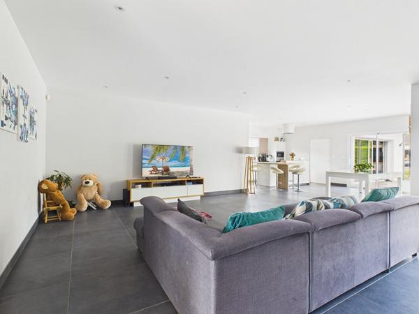 Maison plain pied de 195m2 habitable sur parcelle de 1723m2 avec piscine et dépendances , Saint loubes
