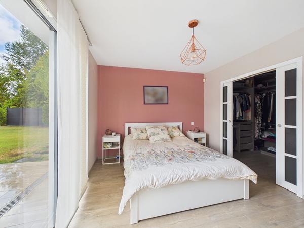 Maison plain pied de 195m2 habitable sur parcelle de 1723m2 avec piscine et dépendances , Saint loubes