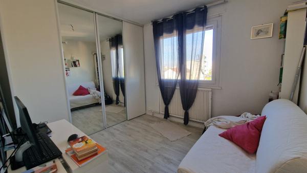 Appartement F3 à Mantes La Jolie 2 ch, balcon, parking et cave