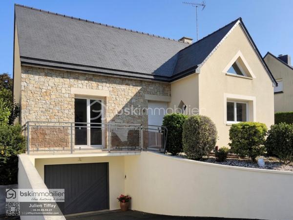 ✨ Coup de cœur assuré ! Charmante maison de 2005 avec fort potentiel 🏡
​Posez vos valises dans cette agréable maison, alliant confort et beaux volumes sur un superbe terrain clos et paysagé de 540 m².
​Dès l'entrée avec placard fonctionnel, vous découvrirez une pièce de vie lumineuse de 42 m² réunissant un salon-séjour convivial et une cuisine équipée ouverte 🍳. Le rez-de-chaussée dispose également de deux belles chambres volumineuses avec placards, d'une salle de bain complète avec baignoire et douche, ainsi que d'un WC séparé.
​Les atouts majeurs :
​Potentiel d'agrandissement : Un grenier aménageable offrant 90 m² au sol pour concrétiser tous vos projets (chambres supplémentaires, bureau, espace de jeu) 🛠️
​Sous-sol complet : Un vaste espace idéal pour le stationnement, le stockage ou un atelier 🚗.  Fermeture avec porte motorisée coulissante. 
​Confort au quotidien : Chauffage au sol électrique, radiateurs électriques dans les chambres et menuiseries PVC double vitrage.
​Extérieur soigné : Une terrasse carrelée donnant sur un jardin entièrement clos et paysagé 🌿
​Un bien complet et évolutif à visiter sans tarder ! Découvrez le avec la visite virtuelle, le lien est disponible...
