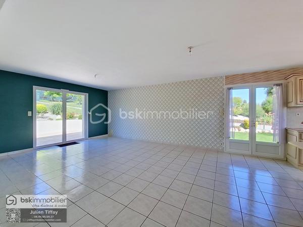 ✨ Coup de cœur assuré ! Charmante maison de 2005 avec fort potentiel 🏡
​Posez vos valises dans cette agréable maison, alliant confort et beaux volumes sur un superbe terrain clos et paysagé de 540 m².
​Dès l'entrée avec placard fonctionnel, vous découvrirez une pièce de vie lumineuse de 42 m² réunissant un salon-séjour convivial et une cuisine équipée ouverte 🍳. Le rez-de-chaussée dispose également de deux belles chambres volumineuses avec placards, d'une salle de bain complète avec baignoire et douche, ainsi que d'un WC séparé.
​Les atouts majeurs :
​Potentiel d'agrandissement : Un grenier aménageable offrant 90 m² au sol pour concrétiser tous vos projets (chambres supplémentaires, bureau, espace de jeu) 🛠️
​Sous-sol complet : Un vaste espace idéal pour le stationnement, le stockage ou un atelier 🚗.  Fermeture avec porte motorisée coulissante. 
​Confort au quotidien : Chauffage au sol électrique, radiateurs électriques dans les chambres et menuiseries PVC double vitrage.
​Extérieur soigné : Une terrasse carrelée donnant sur un jardin entièrement clos et paysagé 🌿
​Un bien complet et évolutif à visiter sans tarder ! Découvrez le avec la visite virtuelle, le lien est disponible...