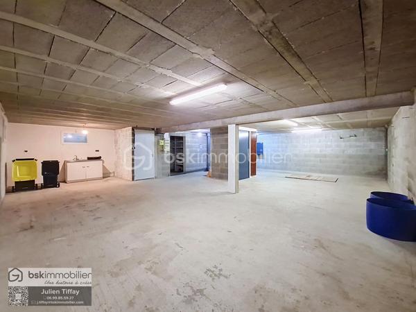 ✨ Coup de cœur assuré ! Charmante maison de 2005 avec fort potentiel 🏡
​Posez vos valises dans cette agréable maison, alliant confort et beaux volumes sur un superbe terrain clos et paysagé de 540 m².
​Dès l'entrée avec placard fonctionnel, vous découvrirez une pièce de vie lumineuse de 42 m² réunissant un salon-séjour convivial et une cuisine équipée ouverte 🍳. Le rez-de-chaussée dispose également de deux belles chambres volumineuses avec placards, d'une salle de bain complète avec baignoire et douche, ainsi que d'un WC séparé.
​Les atouts majeurs :
​Potentiel d'agrandissement : Un grenier aménageable offrant 90 m² au sol pour concrétiser tous vos projets (chambres supplémentaires, bureau, espace de jeu) 🛠️
​Sous-sol complet : Un vaste espace idéal pour le stationnement, le stockage ou un atelier 🚗.  Fermeture avec porte motorisée coulissante. 
​Confort au quotidien : Chauffage au sol électrique, radiateurs électriques dans les chambres et menuiseries PVC double vitrage.
​Extérieur soigné : Une terrasse carrelée donnant sur un jardin entièrement clos et paysagé 🌿
​Un bien complet et évolutif à visiter sans tarder ! Découvrez le avec la visite virtuelle, le lien est disponible...