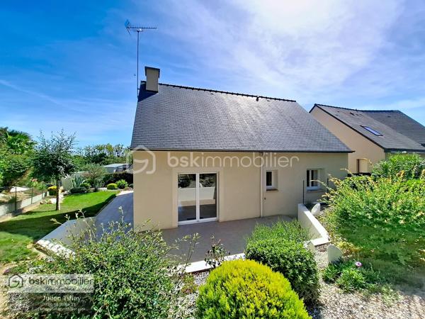 ✨ Coup de cœur assuré ! Charmante maison de 2005 avec fort potentiel 🏡
​Posez vos valises dans cette agréable maison, alliant confort et beaux volumes sur un superbe terrain clos et paysagé de 540 m².
​Dès l'entrée avec placard fonctionnel, vous découvrirez une pièce de vie lumineuse de 42 m² réunissant un salon-séjour convivial et une cuisine équipée ouverte 🍳. Le rez-de-chaussée dispose également de deux belles chambres volumineuses avec placards, d'une salle de bain complète avec baignoire et douche, ainsi que d'un WC séparé.
​Les atouts majeurs :
​Potentiel d'agrandissement : Un grenier aménageable offrant 90 m² au sol pour concrétiser tous vos projets (chambres supplémentaires, bureau, espace de jeu) 🛠️
​Sous-sol complet : Un vaste espace idéal pour le stationnement, le stockage ou un atelier 🚗.  Fermeture avec porte motorisée coulissante. 
​Confort au quotidien : Chauffage au sol électrique, radiateurs électriques dans les chambres et menuiseries PVC double vitrage.
​Extérieur soigné : Une terrasse carrelée donnant sur un jardin entièrement clos et paysagé 🌿
​Un bien complet et évolutif à visiter sans tarder ! Découvrez le avec la visite virtuelle, le lien est disponible...