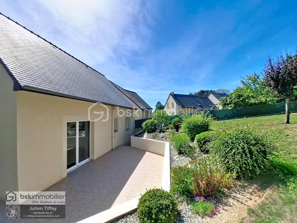 ✨ Coup de cœur assuré ! Charmante maison de 2005 avec fort potentiel 🏡
​Posez vos valises dans cette agréable maison, alliant confort et beaux volumes sur un superbe terrain clos et paysagé de 540 m².
​Dès l'entrée avec placard fonctionnel, vous découvrirez une pièce de vie lumineuse de 42 m² réunissant un salon-séjour convivial et une cuisine équipée ouverte 🍳. Le rez-de-chaussée dispose également de deux belles chambres volumineuses avec placards, d'une salle de bain complète avec baignoire et douche, ainsi que d'un WC séparé.
​Les atouts majeurs :
​Potentiel d'agrandissement : Un grenier aménageable offrant 90 m² au sol pour concrétiser tous vos projets (chambres supplémentaires, bureau, espace de jeu) 🛠️
​Sous-sol complet : Un vaste espace idéal pour le stationnement, le stockage ou un atelier 🚗.  Fermeture avec porte motorisée coulissante. 
​Confort au quotidien : Chauffage au sol électrique, radiateurs électriques dans les chambres et menuiseries PVC double vitrage.
​Extérieur soigné : Une terrasse carrelée donnant sur un jardin entièrement clos et paysagé 🌿
​Un bien complet et évolutif à visiter sans tarder ! Découvrez le avec la visite virtuelle, le lien est disponible...