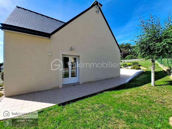 ✨ Coup de cœur assuré ! Charmante maison de 2005 avec fort potentiel 🏡
​Posez vos valises dans cette agréable maison, alliant confort et beaux volumes sur un superbe terrain clos et paysagé de 540 m².
​Dès l'entrée avec placard fonctionnel, vous découvrirez une pièce de vie lumineuse de 42 m² réunissant un salon-séjour convivial et une cuisine équipée ouverte 🍳. Le rez-de-chaussée dispose également de deux belles chambres volumineuses avec placards, d'une salle de bain complète avec baignoire et douche, ainsi que d'un WC séparé.
​Les atouts majeurs :
​Potentiel d'agrandissement : Un grenier aménageable offrant 90 m² au sol pour concrétiser tous vos projets (chambres supplémentaires, bureau, espace de jeu) 🛠️
​Sous-sol complet : Un vaste espace idéal pour le stationnement, le stockage ou un atelier 🚗.  Fermeture avec porte motorisée coulissante. 
​Confort au quotidien : Chauffage au sol électrique, radiateurs électriques dans les chambres et menuiseries PVC double vitrage.
​Extérieur soigné : Une terrasse carrelée donnant sur un jardin entièrement clos et paysagé 🌿
​Un bien complet et évolutif à visiter sans tarder ! Découvrez le avec la visite virtuelle, le lien est disponible...