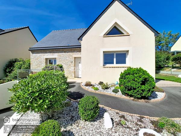 ✨ Coup de cœur assuré ! Charmante maison de 2005 avec fort potentiel 🏡
​Posez vos valises dans cette agréable maison, alliant confort et beaux volumes sur un superbe terrain clos et paysagé de 540 m².
​Dès l'entrée avec placard fonctionnel, vous découvrirez une pièce de vie lumineuse de 42 m² réunissant un salon-séjour convivial et une cuisine équipée ouverte 🍳. Le rez-de-chaussée dispose également de deux belles chambres volumineuses avec placards, d'une salle de bain complète avec baignoire et douche, ainsi que d'un WC séparé.
​Les atouts majeurs :
​Potentiel d'agrandissement : Un grenier aménageable offrant 90 m² au sol pour concrétiser tous vos projets (chambres supplémentaires, bureau, espace de jeu) 🛠️
​Sous-sol complet : Un vaste espace idéal pour le stationnement, le stockage ou un atelier 🚗.  Fermeture avec porte motorisée coulissante. 
​Confort au quotidien : Chauffage au sol électrique, radiateurs électriques dans les chambres et menuiseries PVC double vitrage.
​Extérieur soigné : Une terrasse carrelée donnant sur un jardin entièrement clos et paysagé 🌿
​Un bien complet et évolutif à visiter sans tarder ! Découvrez le avec la visite virtuelle, le lien est disponible...