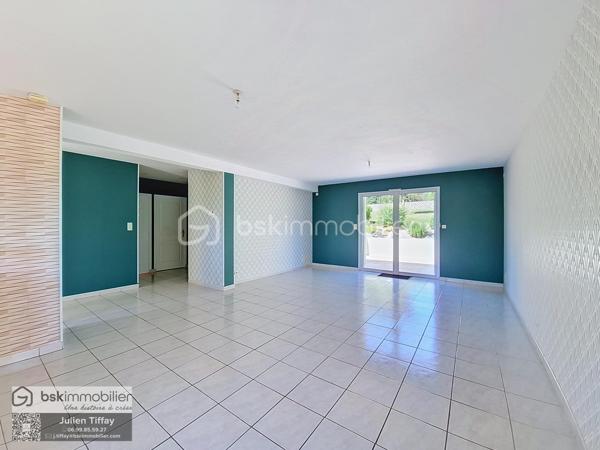 ✨ Coup de cœur assuré ! Charmante maison de 2005 avec fort potentiel 🏡
​Posez vos valises dans cette agréable maison, alliant confort et beaux volumes sur un superbe terrain clos et paysagé de 540 m².
​Dès l'entrée avec placard fonctionnel, vous découvrirez une pièce de vie lumineuse de 42 m² réunissant un salon-séjour convivial et une cuisine équipée ouverte 🍳. Le rez-de-chaussée dispose également de deux belles chambres volumineuses avec placards, d'une salle de bain complète avec baignoire et douche, ainsi que d'un WC séparé.
​Les atouts majeurs :
​Potentiel d'agrandissement : Un grenier aménageable offrant 90 m² au sol pour concrétiser tous vos projets (chambres supplémentaires, bureau, espace de jeu) 🛠️
​Sous-sol complet : Un vaste espace idéal pour le stationnement, le stockage ou un atelier 🚗.  Fermeture avec porte motorisée coulissante. 
​Confort au quotidien : Chauffage au sol électrique, radiateurs électriques dans les chambres et menuiseries PVC double vitrage.
​Extérieur soigné : Une terrasse carrelée donnant sur un jardin entièrement clos et paysagé 🌿
​Un bien complet et évolutif à visiter sans tarder ! Découvrez le avec la visite virtuelle, le lien est disponible...