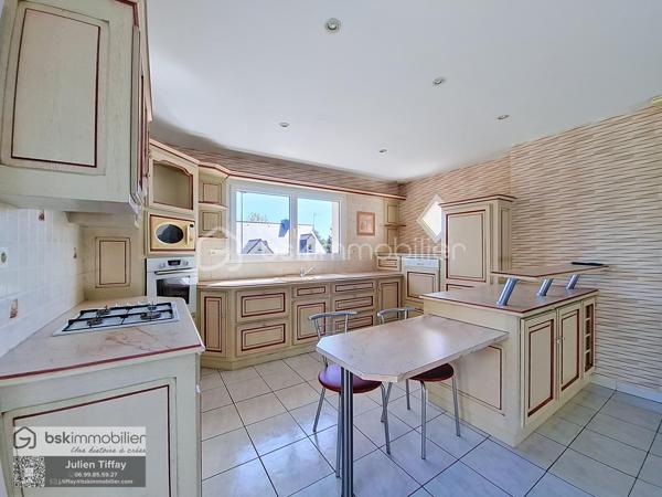 ✨ Coup de cœur assuré ! Charmante maison de 2005 avec fort potentiel 🏡
​Posez vos valises dans cette agréable maison, alliant confort et beaux volumes sur un superbe terrain clos et paysagé de 540 m².
​Dès l'entrée avec placard fonctionnel, vous découvrirez une pièce de vie lumineuse de 42 m² réunissant un salon-séjour convivial et une cuisine équipée ouverte 🍳. Le rez-de-chaussée dispose également de deux belles chambres volumineuses avec placards, d'une salle de bain complète avec baignoire et douche, ainsi que d'un WC séparé.
​Les atouts majeurs :
​Potentiel d'agrandissement : Un grenier aménageable offrant 90 m² au sol pour concrétiser tous vos projets (chambres supplémentaires, bureau, espace de jeu) 🛠️
​Sous-sol complet : Un vaste espace idéal pour le stationnement, le stockage ou un atelier 🚗.  Fermeture avec porte motorisée coulissante. 
​Confort au quotidien : Chauffage au sol électrique, radiateurs électriques dans les chambres et menuiseries PVC double vitrage.
​Extérieur soigné : Une terrasse carrelée donnant sur un jardin entièrement clos et paysagé 🌿
​Un bien complet et évolutif à visiter sans tarder ! Découvrez le avec la visite virtuelle, le lien est disponible...