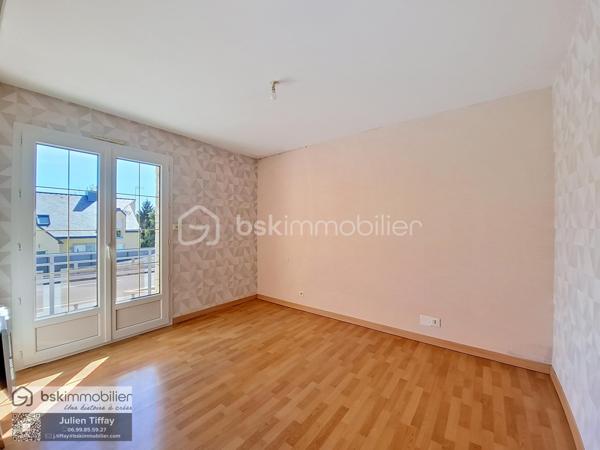 ✨ Coup de cœur assuré ! Charmante maison de 2005 avec fort potentiel 🏡
​Posez vos valises dans cette agréable maison, alliant confort et beaux volumes sur un superbe terrain clos et paysagé de 540 m².
​Dès l'entrée avec placard fonctionnel, vous découvrirez une pièce de vie lumineuse de 42 m² réunissant un salon-séjour convivial et une cuisine équipée ouverte 🍳. Le rez-de-chaussée dispose également de deux belles chambres volumineuses avec placards, d'une salle de bain complète avec baignoire et douche, ainsi que d'un WC séparé.
​Les atouts majeurs :
​Potentiel d'agrandissement : Un grenier aménageable offrant 90 m² au sol pour concrétiser tous vos projets (chambres supplémentaires, bureau, espace de jeu) 🛠️
​Sous-sol complet : Un vaste espace idéal pour le stationnement, le stockage ou un atelier 🚗.  Fermeture avec porte motorisée coulissante. 
​Confort au quotidien : Chauffage au sol électrique, radiateurs électriques dans les chambres et menuiseries PVC double vitrage.
​Extérieur soigné : Une terrasse carrelée donnant sur un jardin entièrement clos et paysagé 🌿
​Un bien complet et évolutif à visiter sans tarder ! Découvrez le avec la visite virtuelle, le lien est disponible...