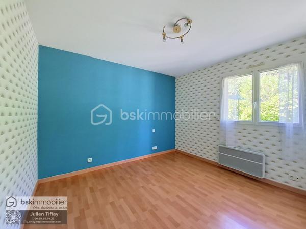 ✨ Coup de cœur assuré ! Charmante maison de 2005 avec fort potentiel 🏡
​Posez vos valises dans cette agréable maison, alliant confort et beaux volumes sur un superbe terrain clos et paysagé de 540 m².
​Dès l'entrée avec placard fonctionnel, vous découvrirez une pièce de vie lumineuse de 42 m² réunissant un salon-séjour convivial et une cuisine équipée ouverte 🍳. Le rez-de-chaussée dispose également de deux belles chambres volumineuses avec placards, d'une salle de bain complète avec baignoire et douche, ainsi que d'un WC séparé.
​Les atouts majeurs :
​Potentiel d'agrandissement : Un grenier aménageable offrant 90 m² au sol pour concrétiser tous vos projets (chambres supplémentaires, bureau, espace de jeu) 🛠️
​Sous-sol complet : Un vaste espace idéal pour le stationnement, le stockage ou un atelier 🚗.  Fermeture avec porte motorisée coulissante. 
​Confort au quotidien : Chauffage au sol électrique, radiateurs électriques dans les chambres et menuiseries PVC double vitrage.
​Extérieur soigné : Une terrasse carrelée donnant sur un jardin entièrement clos et paysagé 🌿
​Un bien complet et évolutif à visiter sans tarder ! Découvrez le avec la visite virtuelle, le lien est disponible...