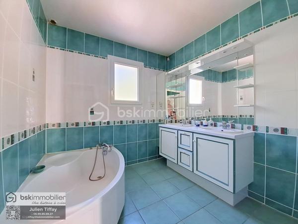 ✨ Coup de cœur assuré ! Charmante maison de 2005 avec fort potentiel 🏡
​Posez vos valises dans cette agréable maison, alliant confort et beaux volumes sur un superbe terrain clos et paysagé de 540 m².
​Dès l'entrée avec placard fonctionnel, vous découvrirez une pièce de vie lumineuse de 42 m² réunissant un salon-séjour convivial et une cuisine équipée ouverte 🍳. Le rez-de-chaussée dispose également de deux belles chambres volumineuses avec placards, d'une salle de bain complète avec baignoire et douche, ainsi que d'un WC séparé.
​Les atouts majeurs :
​Potentiel d'agrandissement : Un grenier aménageable offrant 90 m² au sol pour concrétiser tous vos projets (chambres supplémentaires, bureau, espace de jeu) 🛠️
​Sous-sol complet : Un vaste espace idéal pour le stationnement, le stockage ou un atelier 🚗.  Fermeture avec porte motorisée coulissante. 
​Confort au quotidien : Chauffage au sol électrique, radiateurs électriques dans les chambres et menuiseries PVC double vitrage.
​Extérieur soigné : Une terrasse carrelée donnant sur un jardin entièrement clos et paysagé 🌿
​Un bien complet et évolutif à visiter sans tarder ! Découvrez le avec la visite virtuelle, le lien est disponible...