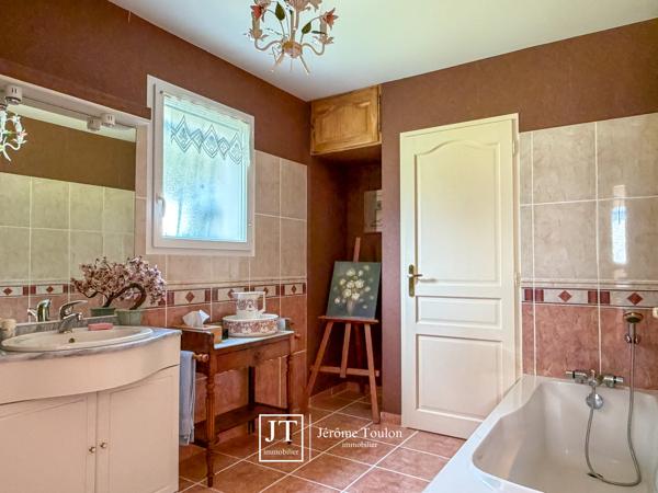 Maison
                                                                                                                                                                                                                                                                                                                        7 pièce(s)                                                                                                                                                                                                          4 chambre(s)                                                                                                                                                                                                          200  m²