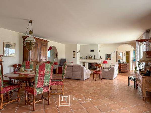 Maison
                                                                                                                                                                                                                                                                                                                        7 pièce(s)                                                                                                                                                                                                          4 chambre(s)                                                                                                                                                                                                          200  m²