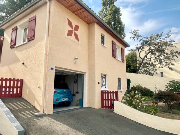 Baisse de prix : Villa Cosy Saint Priest en Jarez d'environ 90 m² habitables sur 525m² de terrain au calme vue dégagée