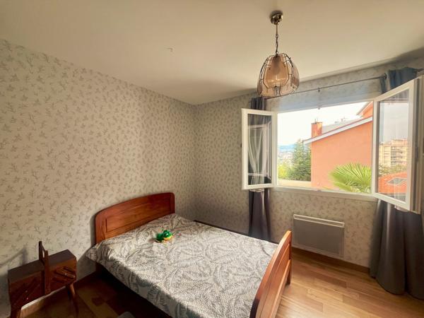 Baisse de prix : Villa Cosy Saint Priest en Jarez d'environ 90 m² habitables sur 525m² de terrain au calme vue dégagée