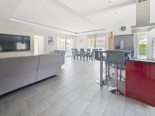 SAINT-PIERRE-D'EYRAUD : Maison 5 pièces de 118 m² avec grand garage et jardin