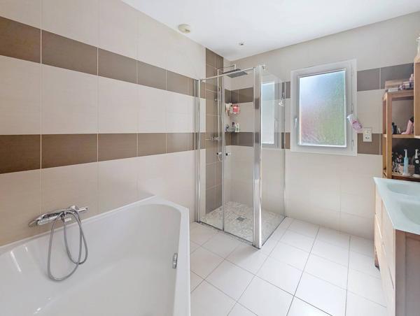 SAINT-PIERRE-D'EYRAUD : Maison 5 pièces de 118 m² avec grand garage et jardin