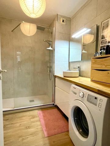 BIEN LUMINEUX  AVEC VUE DEGAGEE  A SEULEMENT 50 M DE L OCEAN  !